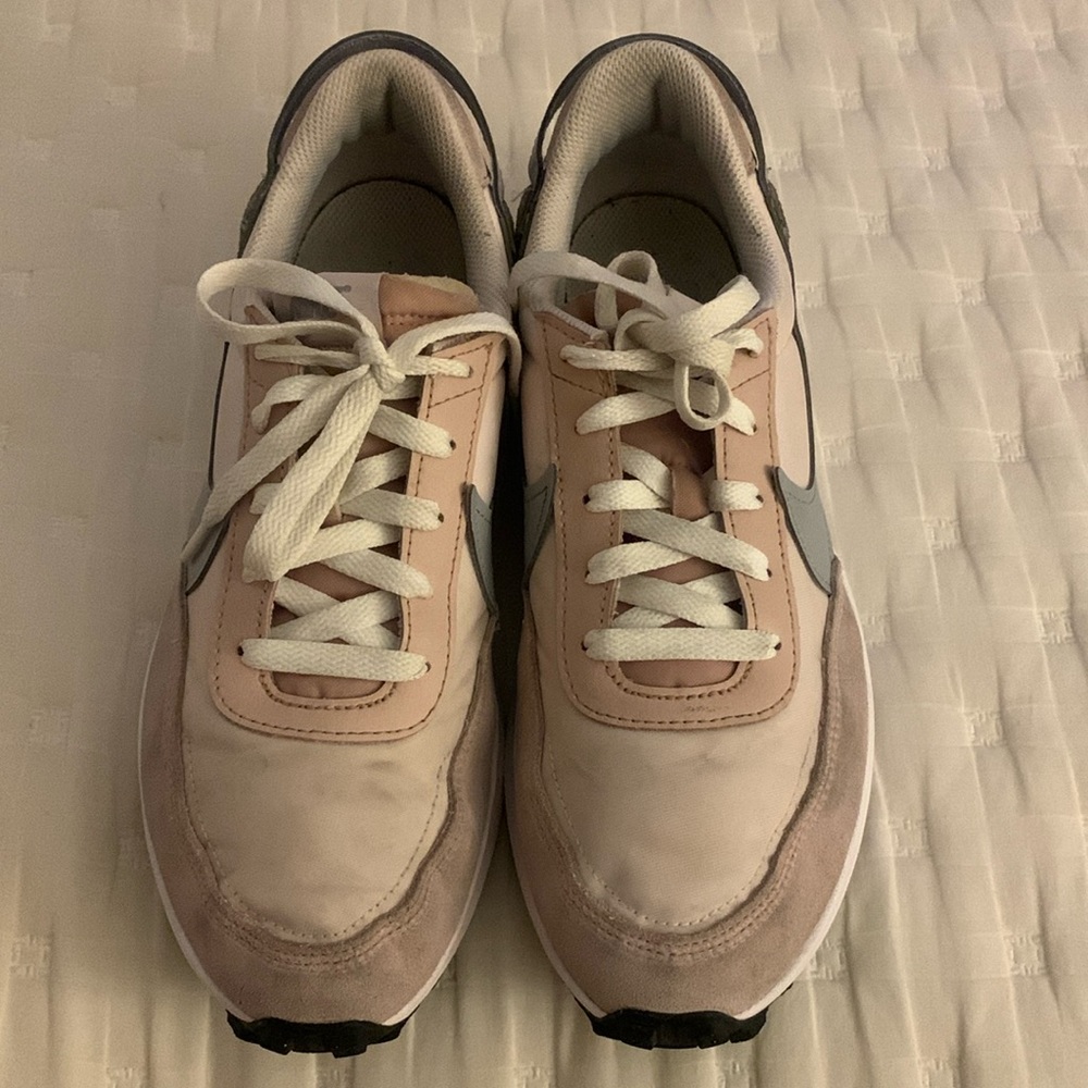 NIKE WOMENS WAFFLE DEBUT SNEAKER